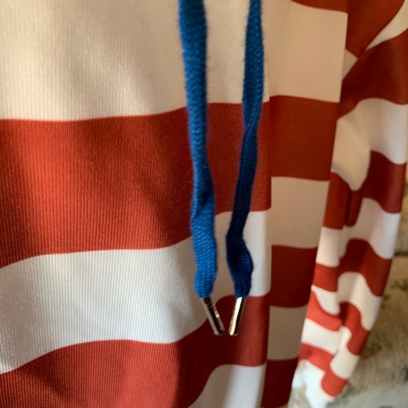 Fitted hoodie, color block used gorgeously. - Picture 4 of 5